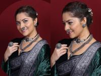 अप्सरा आली इंद्रपुरीतून खाली..! असंच म्हणाल सोनाली कुलकर्णीचे नऊवारी साडीतील सौंदर्य पाहून - Marathi News | Apsara came down from Indrapuri ..! That is what Sonali Kulkarni would say after seeing the beauty of the saree | Latest filmy Photos at Lokmat.com