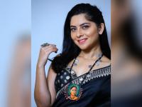 PHOTOS: काळ्या रंगाच्या साडीत खुललं सोनालीचं सौंदर्य, फॅन्स म्हणाले- परी म्हणू की अप्सरा - Marathi News | PHOTOS: Sonali's beauty revealed in black saree TJL | Latest filmy Photos at Lokmat.com