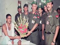 Kargil Vijay Diwas: ५ रुपयाच्या नाण्यानं जीव वाचला; १५ गोळ्या झेलून 'शूर सुभेदार'नं टायगर हिलवर तिरंगा फडकवला - Marathi News | Kargil Vijay Diwas: Rs 5 coin saved lives; Subhedar Major Yogendra Singh Yadav Brave Story | Latest inspirational-moral-stories Photos at Lokmat.com