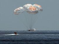 ४५ वर्षांनंतर नासाच्या अंतराळवीरांची स्पेसएक्स ड्रॅगनमधून पाण्यात लँडिंग - Marathi News | nasa spacex first splashdown of american astronauts in 45 years dragon | Latest international Photos at Lokmat.com