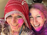 परदेशी चेहऱ्यांना देशी रंग, स्पेनच्या ग्रुपची रंगपंचमी - Marathi News | Spanish groups celebrating holi festivle in Pushkar | Latest national Photos at Lokmat.com