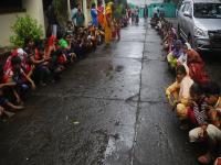 ओखी वादळामुळे शिवाजी पार्कवरील भीमसैनिकांना फटका - Marathi News | Due to the ominous storm, the civilians hit Shivaji Park | Latest maharashtra Photos at Lokmat.com