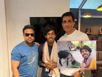 तो आला, त्याने गायलं अन् सोनूचं मन जिंकलं; व्हायरल युवकांचं नशिबच पालटलं - Marathi News | He came, he sang and won Sonu sood's heart; Viral youth's fate changed after song amarjit jaikar | Latest filmy Photos at Lokmat.com