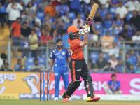 IPL 2026 : अभिषेक-हेडच्या वादळानंतर क्लासेनचा क्लास! SRH कडून पराभवानंतर MI साठी वाजली धोक्याची घंटा - Marathi News | IPL 2026 Ryan Rickelton Century Goes In Vain As SRH Ease Past MI By 6 Wickets Abhishek Sharma Travis Head Heinrich Klaasen Shine | Latest cricket News at Lokmat.com