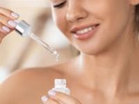 कुठलंही फेस सिरम वापरुन कसं चालेल, तुमच्या वयाप्रमाणे योग्य सिरम निवडण्याची ‘ही’ पाहा ट्रिक - Marathi News | How to use any face serum, see this trick to choose the right serum according to your age skin care tips | Latest sakhi Photos at Lokmat.com