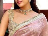 साडीच्या रंगानुसार निवडा लिपस्टिकच्या शेड्स, सणासुदीत- लग्न समारंभात दिसाल उठून, ओठही दिसतील सुंदर - Marathi News | beauty tips choose lipstick shades according to saree wedding party function know the color combination women beauty secret | Latest sakhi Photos at Lokmat.com