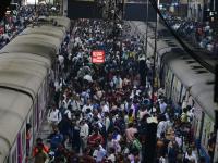 बेस्ट कर्मचाऱ्यांच्या संपामुळे लोकल, टॅक्सींना प्रचंड गर्दी - Marathi News | Local trains due to the strike of the best employees | Latest mumbai Photos at Lokmat.com