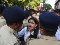 राफेलवरून गोव्यात राडा; भाजप-काँग्रेस कार्यकर्ते भिडले - Marathi News | clashed in Goa on Rafael; BJP-Congress workers | Latest goa Photos at Lokmat.com