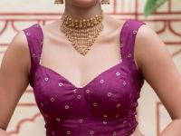 साध्या साडीलाही द्या मॉडर्न टच! पहा स्लिव्हलेस ब्लाऊजचे ७ लेटेस्ट, हटके डिझाईन्स - साडीवर शोभून दिसतील खास... - Marathi News | Sleeveless blouse designs for simple saree Stylish sleeveless blouse patterns Latest sleeveless blouse designs | Latest sakhi Photos at Lokmat.com