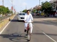 प्रदूषण मुक्तीच्या प्रचारासाठी सुभाष देशमुखांची सायकलस्वारी