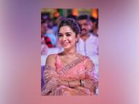 अभिजीत खांडकेकर पत्नीचे पाहा सुंदर फोटो, बाजीराव मस्तानीमध्ये साकारली महत्त्वाची भूमिका - Marathi News | Sukhada Khandkekar beautiful photo in saree gda | Latest filmy Photos at Lokmat.com