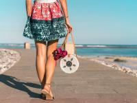 उन्हाळ्यात तुमच्या हॅन्डबॅगमध्ये 'या' गोष्टी असणं गरजेचं, जाणून घ्या - Marathi News | lifestyle summer essentials for your handbag in summer season | Latest beauty Photos at Lokmat.com