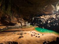 निसर्गाचा अद्भूत चमत्कार! ४० मजली इमारतही ठेंगणी पडेल इतकी अवाढव्य आहे 'ही' गुहा; तुम्ही पाहिली? - Marathi News | An amazing miracle of nature! This cave is so huge that even a 40-story building would collapse; have you seen it? | Latest travel Photos at Lokmat.com