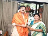 'मित्र वणव्यामध्ये गारव्यासारखा…’, आजारी संजय राऊत यांच्यासाठी सुषमा अंधारे यांची खास पोस्ट - Marathi News | ‘’Friends are like firewood in a fire…’’, Sushma Andhare’s special post for ailing Sanjay Raut | Latest maharashtra News at Lokmat.com 'मित्र वणव्यामध्ये गारव्यासारखा…’, आजारी संजय राऊत यांच्यासाठी सुषमा अंधारे यांची खास पोस्ट - Marathi News | ‘’Friends are like firewood in a fire…’’, Sushma Andhare’s special post for ailing Sanjay Raut | Latest maharashtra News at Lokmat.com