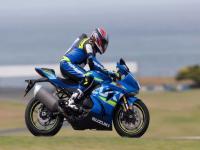 सुझकीची ९९९सीसी मोटरसायकल दोन लाखाने स्वस्त! - Marathi News | New Suzuki GSX 1000 price cut by Rs 2.2 lakhs in India | Latest auto Photos at Lokmat.com