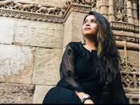 लक्ष्मीकांत बेर्डे यांच्या लेकीचीच आहे सगळीकडे चर्चा, तिच्या सौंदर्यावर फिदा झालेत चाहते - Marathi News | laxmikant berde daughter swanandi berde glamorous pictures | Latest filmy Photos at Lokmat.com