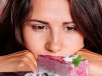 पुरुषांपेक्षा महिलांना जास्त गोड खावंसं वाटतं, तोंडाला पाणी सुटतं! या भयानक क्रेव्हिंगचं रहस्य.. - Marathi News | Why women crave sweets more than men what science says | Latest sakhi Photos at Lokmat.com