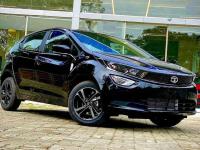 Tata Altroz ला २ वर्षे पूर्ण! एकापेक्षा एक नवीन फिचर्स; २ व्हेरिएंट्स डार्क थीमसह लॉंच - Marathi News | tata motors tata altroz hatchback extends dark edition theme to two more variants on 2nd anniversary | Latest auto Photos at Lokmat.com