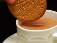 लोक चहात बुडवून खातात चित्रविचित्र ८ पदार्थ, बिस्किट टोस्टच नाही या यादीत आहेत अजबगजब गोष्टी - Marathi News | People eat 8 foods by dipping in tea, not just biscuits and toast, this list includes some strange foods as well | Latest sakhi Photos at Lokmat.com