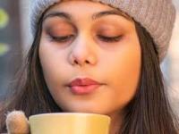 'एक कप और'ची सवय पडेल महागात; हिवाळ्यात जास्त चहा-कॉफी प्यायल्याने वाढू शकते गुडघेदुखी - Marathi News | joint pain in winter doctor tips too much chai coffee can harm | Latest sakhi News at Lokmat.com