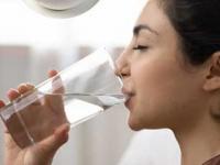 टी लव्हर्ससाठी धोक्याची घंटा! चहा पिण्यापूर्वी की नंतर... कधी पाणी पिणं ठरेल आरोग्यासाठी घातक? - Marathi News | right time to drink water after drinking tea | Latest sakhi Photos at Lokmat.com