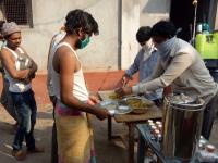 गरजू मजुरांसाठी शिक्षक झाले स्वयंपाकी; कोरोनाच्या संकटात देताहेत मदतीचा हात - Marathi News | coronavirus teachers in wardha cooking for stranded laborers kkg | Latest maharashtra Photos at Lokmat.com