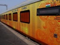 अहमदाबाद-मुंबई तेजस एक्स्प्रेसला हिरवा कंदील - Marathi News | Ahmedabad-Mumbai Tejas Express flagged off | Latest national Photos at Lokmat.com