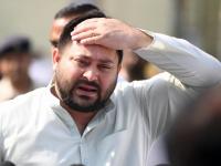 आमदारांच्या बैठकीत तेजस्वी यादव भावूक, म्हणाले, 'माझ्या जागी दुसऱ्या कोणाची तरी निवड करा' - Marathi News | Tejashwi Yadav gets emotional at MLA meeting, says, 'Choose someone else in my place' | Latest national News at Lokmat.com