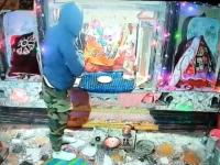 चोराचा कारनामा! मंदिरात चोरी केली, हात जोडून माफी मागितली अन् दागिन्यांवर मारला डल्ला - Marathi News | temple theft thief apologizes before god caught on cctv jhansi | Latest crime News at Lokmat.com