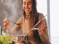 स्वंयपाक करताना गडबड झाली? १० टिप्स, वेळ वाचेल-झटपट होईल किचनचं काम - Marathi News | Kitchen Hacks : Top 10 Cooking Hacks Use These 10 Tips To Manage Cooking Mistakes | Latest sakhi Photos at Lokmat.com