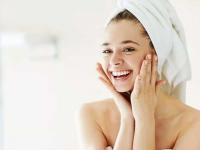 Corona virus : कोरोनाच्या भीतीने पार्लरला जात नसाल, तर 'ही' सोपी ट्रिक देईल ग्लोईंग त्वचा - Marathi News | Corona virus : How to get glowing skin by using home remedies myb | Latest beauty Photos at Lokmat.com