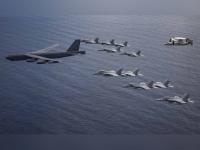 एक दोन नाही! 11 अमेरिकी लढाऊ विमानांनी चोहोबाजुंनी घेरले; चिनी सैन्य पाहतच राहिले - Marathi News | 11 American fighter jets flying in South china Sea; Chinese army kept watching | Latest international Photos at Lokmat.com