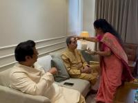 राज आणि उद्धव ठाकरेंसह संपूर्ण ठाकरे कुटुंब भाऊबीजेसाठी अनेक वर्षांनी आलं एकत्र, पाहा खास फोटो - Marathi News | The entire Thackeray family including Raj and Uddhav Thackeray came together for Bhaubija, see special photos | Latest maharashtra Photos at Lokmat.com