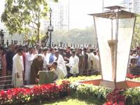 Shiv Sena UBT & MNS Alliance: 'शिवतीर्थ'वर राज-उद्धव! बाळासाहेबांच्या स्मृतीस्थळावर संपूर्ण ठाकरे कुटुंबाचं अभिवादन - Marathi News | Raj-Uddhav Thackeray on 'Shivatiirth'! Entire Thackeray family pays homage at Balasaheb's memorial site | Latest mumbai News at Lokmat.com