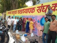 डोंबिवली स्वच्छता अभियानासाठी कलाशिक्षक उतरले ब्रश आणि रंग घेऊन - Marathi News | Bring the colors and colors of the classroom for the Dombivali Cleanliness campaign | Latest thane Photos at Lokmat.com