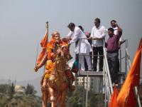 ठाण्यात शिवाजी महाराजांच्या अश्वारूढ पुतळ्याला अभिवादन - Marathi News | Greetings to the statue of Shivaji Maharaj at Shiva in Thane | Latest thane Photos at Lokmat.com