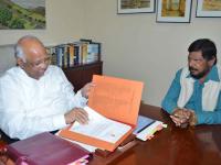 'भाजपाला रिपाइं (आ) मध्ये विलिन करुन, आठवलेंना पंतप्रधान करा' - Marathi News | 'Merge BJP into RPI (B), make Athavale PM', netizens troll ramdas athavale after statemen on sharad pawar | Latest national Photos at Lokmat.com