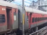 हैदराबादहून चेन्नईला जाणाऱ्या चारमीनार एक्स्प्रेसला लागली आग, प्रवाशांनी धावत्या ट्रेनमधून मारल्या उड्या    - Marathi News | Charminar Express from Hyderabad to Chennai catches fire, passengers jump out of coach | Latest national News at Lokmat.com