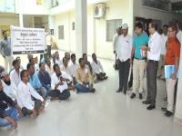 तुम्हीच पाहा... जिल्हाधिका-यांनी कसे हुसकावले आंदोलक ठेकेदार ! - Marathi News | You see ... how the collector has arrested the agitator contractor! | Latest ahilyanagar Photos at Lokmat.com