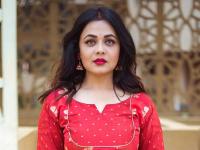 लाल परी..! प्रार्थना बेहरेने शेअर केले रेड कलरच्या ड्रेसमधील फोटो, पाहून म्हणाल - अतिसुंदर - Marathi News | Red angel ..! Prarthana Behre shared a photo in a red dress, looking at it and saying - beautiful TJL | Latest filmy Photos at Lokmat.com