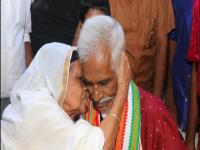 आईला वाटलं, १९७६ च्या मुंबई विमान दुर्घटनेत मुलाचा जीव गेला; ४५ वर्षानं 'तो'च घरी सुखरुप परतला - Marathi News | Presumed dead, Kerala man reunites with family after 45 years | Latest national Photos at Lokmat.com