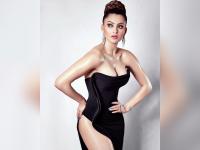 लॉकडाउनमध्ये उर्वशी रौतेलाच्या बोल्ड अदा पाहून चाहत्यांचे उडाले होश - Marathi News | Urvashi Rautela Shared Glamrous photos on Instagram TJL | Latest filmy Photos at Lokmat.com