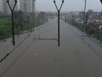 Mumbai Rain Updates: मुंबई पाण्यात बुडाली; 'तुंबई'चे धडकी भरवणारे फोटो - Marathi News | Mumbai Rain Updates: Intimidating photos of Mumbai submerged in water | Latest mumbai Photos at Lokmat.com