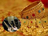 जबरदस्त कमाई! टाटा, रिलायन्स विकतायत EMI वर सोनं-चांदी - Marathi News | tata group to reliance are selling gold on emi earning a lot see report gold silver rate | Latest business Photos at Lokmat.com