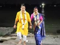 पतीपासून घटस्फोट घेतला, नंतर मैत्रिणीसोबत लग्नगाठ बांधली; हे होते फारकत घेण्याचे कारण - Marathi News | two girl in west bengal marriage to each other same sex marriage which is still not leagal in india | Latest national Photos at Lokmat.com