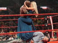 WWE स्टार बॉबी लॅश्ली अन् पेरी यांचा रिंगमध्ये रोमान्स - Marathi News | WWE star Bobby Lashley and CJ Perry romance in the ring | Latest wwe Photos at Lokmat.com