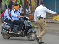 4 वर्षांहून अधिक वयाच्या लहानग्यांना आता हेल्मेटसक्ती; जाचक नियमांचा वाहनचालकांवर भडिमार - Marathi News | Children over the age of 4 now force a helmet; Violation of Driving Rules on Drivers | Latest auto Photos at Lokmat.com
