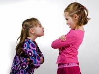 मुलांना त्यांची भांडणं स्वतः चं सोडवू द्या; तेव्हाच ते होतील जबाबदार! - Marathi News | parenting tips let the kids solve their own problems | Latest relationship Photos at Lokmat.com