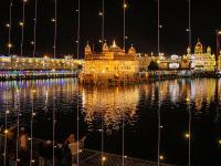 गुरुनानक यांच्या ५५० व्या जयंतीनिमित्त सुवर्ण मंदिराला मिळाली सोन्याची झळाळी - Marathi News | Golden Temple receives gold in honor of Gurunanak's 550 birth anniversary | Latest national Photos at Lokmat.com