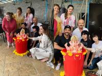 Hrithik Roshan ने परिवारासोबत केलं गणपती विसर्जन; सुझेन खान अन् मुलंही होते सोबत, बघा फोटो.... - Marathi News | Hrithik Roshan and his family do Ganpati Visarjan see pictures | Latest filmy Photos at Lokmat.com